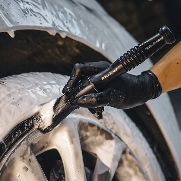 Čištění disků kol MaxShine štětečkem