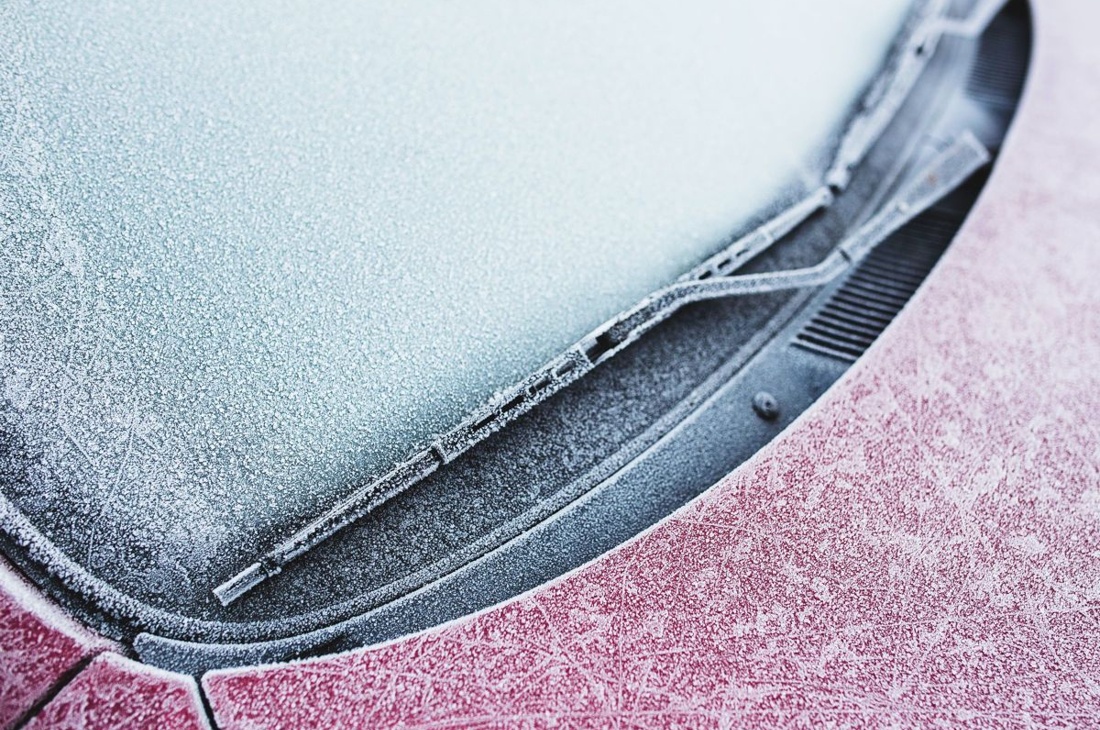 Jak odmrazovat okna a nepoškodit sklo ani lak karoserie?